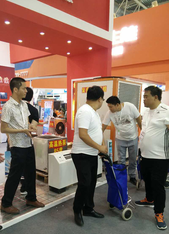 北京暖通展第二天，正旭空氣能展臺人氣依舊爆棚